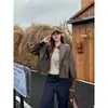 Roupas femininas plus size que escondem a gordura corporal e criam um efeito emagrecedor, novo conjunto de duas peças da moda outonal com colete listrado e jaqueta de couro em estilo biker