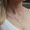 Collar con colgante de 26 letras en inglés de acero de titanio y cadena de clavícula de moda europea y americana, collar con letras de acero inoxidable corto para mujer, venta al por mayor