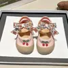 Sandalias para Niñas Verano 2025 Nuevo Estilo Zapatos de Verano para Niños Niña Bebé Estilo Princesa Lindo Verano Suela Suave Zapatos de Punta Cerrada