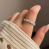 Anel de Dedo Geométrico Irregular de Cobre com Zircônia Inlaid Novo Estilo de Luxo Leve Europeu e Americano Anel de Dedo Oco Simples de Personalidade Feminina Atacado