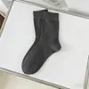 Meias Brancas e Cinzas para Mulheres, Meias de Cano Médio, Meias Longas de Algodão Puro para Primavera e Outono, Meias Japonesas Estilo Slouch com Listras Verticais Caneladas, Combinadas com Sapatos Pequenos de Couro, Modernas