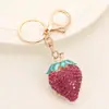 Colgante de Fresa Incrustado de Diamantes Estilo Europeo y Americano Llavero de Coche Fruta Tridimensional Llavero Personalizado para Bolsa Regalo Pequeño Venta al por Mayor