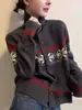 Elegante suéter de gola alta de jacquard com padrão de coração, aconchegante e amigo da pele, de abotoamento simples, casaco de inverno quente estilo Fair Isle vintage de corte solto