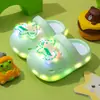 Nuevos y lindos zuecos de dibujos animados de helicóptero con suelas suaves e luces para niños, zapatillas versátiles ligeras de EVA para exteriores