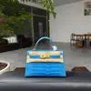 Bolsa Kelly mini quadrada em couro genuíno com padrão de crocodilo, costurada à mão com fio encerado, forro em pele de carneiro, ferragens de aço, tachas aplicadas à mão em couro bovino de grão superior