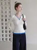 Top de capa base de punto blanco de dos piezas estilo coreano con mangas largas, colección otoño 2026, bloques de color, hombro normal, cuello en V, para mujer