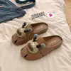 Mules estilo francês com bico fechado para mulheres, novo calçado de verão para uso externo, adequadas para combinar com saias, sandálias de encaixe com sola macia, sandálias femininas atacado