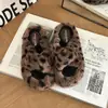 Pantuflas de Piel con Estampado de Leopardo Bicolor de una Sola Tira para Mujer 2026 Otoño/Invierno Calientes para Exterior e Interior Felpa Suela Gruesa Punta Abierta de Algodón ins