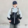 Jaqueta infantil primavera 2026 novo estilo, jaqueta esportiva casual estilosa color block com capuz para crianças maiores, primavera e outono