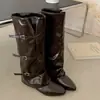 Botas femininas marrons de bico fino e sola grossa, modelo novo outono 2026, combinadas com uma saia para criar um efeito emagrecedor, botas de perna longa