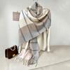 Bufanda de cachemira tejida oscura estilo universitario para mujer otoño e invierno cálida chal de borlas en contraste color café con leche al por mayor