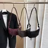 Bolso tipo bandolera simple estilo coreano, bolsa tipo dumpling para mujer, nuevo estilo invierno 2025, nicho, textura de alta gama, bolso de un solo hombro cruzado