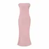 Vestido de resort strapless ajustado, sexy y seductor, vestido de tirantes satinado de color liso para el verano, que estiliza la figura y ciñe la cintura