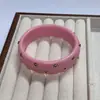 Pulseira de Resina com Rebites Retro Nova Estilo Coreano com Design Único, Versão Larga, Fashion e Versátil, Acessório de Mão Elegante para Mulheres