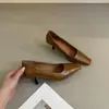 Zapatos de tacón de aguja cuadrados retro para mujer, nueva colección otoño/invierno 2026, elegantes, minimalistas, versátiles, zapatos de punta fina