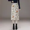 Falda de lana grande bordada estilo chino con flores para mujer, nueva de otoño e invierno, de cintura alta, moderna, adelgazante, elegante, falda lápiz