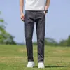 Jeans Masculino de Verão 2026 Estilo Coreano Fino Calças Longas Tendência Bordadas de Perna Reta Calças Versáteis