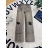Calça jeans masculina rasgada, corte reto, modelagem solta, estilo American high street, lavada e com aspecto desgastado, azul vintage, que afina e valoriza o corpo, com cós elástico