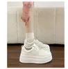 Suela Gruesa Aumenta Altura Super Ligeros Cuero Suave Zapatos Blancos Zapatos de Mujer Primavera y Otoño Versátiles Casuales Deportivos Zapatos de Tabla Personas Bajas Zapatos de Plataforma