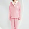 Conjunto de Pijama e Roupa de Casa Feminina de Veludo Coral para o Inverno, Confortável e Macio, Tamanho Grande Europeu e Americano, para Usar por Cima para Manter o Aquecimento