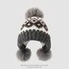 Gorro de lana para niños de comercio exterior, gorro de punto jacquard estilo americano con tres pompones, gorro pullover estilo coreano para proteger las orejas para niños mayores, cálido para niños