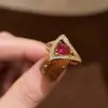 Anillo de rubí en forma de abanico y gota de agua, de lujo ligero, retro, de alta gama y elegante, rodeado de piedras de circón, un anillo versátil y exquisito