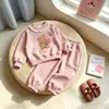 Conjunto de outono para meninas 2026 novo estilo infantil super fofo desenho animado renda moletom outono moderno casual conjunto de duas peças