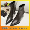 Botas Curtas Slim de Salto Médio Robusto com Bico Fino, Zíper Traseiro, Estilo Novo Outono/Inverno 2026, Botas Slim de Salto Alto Versáteis para Mulheres