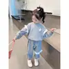 Ropa para Niños Traje para Niñas Otoño 2025 Nuevo Estilo Niños Pequeños y Medianos Tops de Manga Larga Pantalones Casuales Ropa Deportiva para Niños Conjunto de Dos Piezas