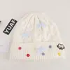 Gorro de tricô listrado vertical com laço e strass, com etiqueta metálica vintage, gorro doce com punho para meninas, estilo casual do dia a dia