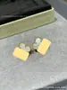 Pendientes de trébol de cuatro hojas para mujer, nácar blanco, ágata roja, chapado en oro V oro de 18 quilates, exquisitos pendientes de trébol de la suerte de tamaño mediano y pequeño