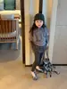 Conjunto para Niña 2026 Otoño Infantil Casual Capa Chal para Niña Camisa Base Falsa de Dos Piezas Delantal de Gasa Leggings
