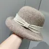 Al por mayor 25 Años Otoño e Invierno Nuevo Disparo Real Pequeño Sombrero de Pescador de Lana Fragante Estilo Hepburn Elegante Sombrero de Cubo con Borde Enrollado para Mujer