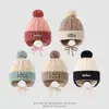Gorro de punto con bloques de color para niños para otoño e invierno, con protección para las orejas y pompón grande, gorro de lana tipo Boston para niños y niñas