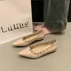 Zapatos Planos para Mujer que Aumentan la Altura con Remaches, Tacón Bajo Color Nude, Nuevos Otoño 2026, Versátiles Zapatos para Viajar al Trabajo