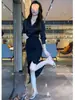 Traje de Moda Elegante de Gama Alta Camisa de Satén con Cuello en V Manga Larga para Mujer Falda Larga con Abertura de Cintura Alta Conjunto de Dos Piezas