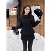 Um conjunto chique de duas peças em estilo coreano, apresentando um blazer e uma saia de lã preta, perfeito para um look sofisticado inspirado em Chanel.