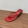Sandalias de dedo de tacón de aguja cuadrado de moda de nicho para uso exterior, nuevo estilo de verano 2026 para mujer, chanclas suaves de tacón alto, fáciles de combinar