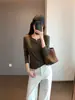 Sencillo y elegante, este suave y elástico top de punto de algodón presenta un corte holgado y recto, una pequeña abertura y un diseño de cuello en V con una línea de hombro favorecedora