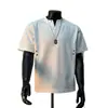 Camiseta de Manga Curta Patchwork com Rebites 2026 para Homens, Verão Estilo Americano Tendência Legal Solta Gola V Manga Meia-Manga Puxador Camiseta de Algodão