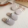 Chinelos Femininos 2026 Verão Novo Estilo Coreano Vazados Bico Fechado Solado Macio Planos Romanos Sandálias de Praia Infantil