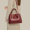 Nova bolsa tote retrô vermelha para o dia a dia 2026 com design de alça larga, elegante e estilosa, perfeita para cerimônias de noivado e casamentos
