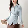 Foto Real da Silhueta Cruzada 2025 Primavera & Outono Novo Estilo Azul Lago, Blusa Fina Damasco para Mulheres, Camisa com Botões Assimétricos