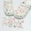 Nuevos dijes de resina para zuecos al por mayor: lindos diseños de dibujos animados, versátiles flores para zapatos de mariposa, flores de burbujas y decoraciones de animales