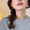Pendientes pequeños y sencillos de perla hueca de plata s925 para mujer, pendientes sencillos y exquisitos avanzados, accesorios de moda de nicho que combinan con todo.