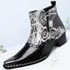 Botas de Couro Masculinas Plus Size Transfronteiriças com Retalhos Estampa de Cobra Estampa de Crocodilo Moda Bico Fino Salto Médio Botas Martin Estilo Europeu e Americano Botas Curtas Tendência