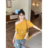 Camiseta corta de manga corta asimétrica estilo coreano, hombros descubiertos, entallada a la cintura para mujer, nuevo diseño de verano 2026, top de nicho ajustado