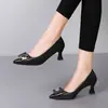 Zapatos Planos de Tacón Bajo Pequeño con Punta Francesa de Cuero Suave para Mujer 2026 Nuevos de Primavera Tacón Medio Versátiles de Temperamento para Mujer