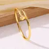 Pulsera de trébol de cuatro hojas de estilo ins europeo y americano transfronteriza de titanio y acero de lujo ligero para mujer, versátil con incrustaciones de diamantes y cierre de moda