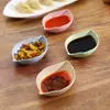 Pequenos pratos criativos em formato de folha de plástico para uso na cozinha de casa, perfeitos para servir petiscos de palha de trigo temperados, picles e molhos para mergulhar.
